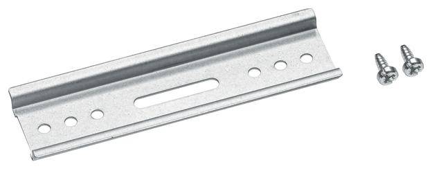 Metallschiene mit mehreren Löchern und Schlitz, begleitet von zwei Schrauben rechts.