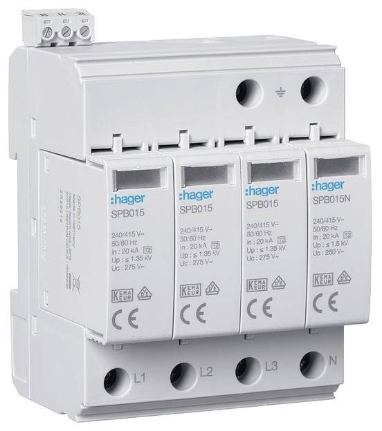 Ein vierpoliger Überspannungsschutzgerät von Hager, Typ SPB015, mit techn. Spezifikationen auf jedem Schutzmodul für elektrische Anlagen.