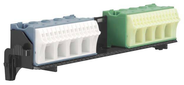 Ein RJ45-Verteilerblock mit mehreren Ethernet-Anschlüssen in Weiß und Grün, montiert auf einer schwarzen Halterung.