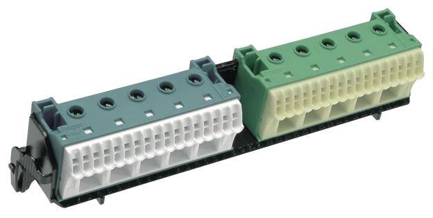 Ein elektrischer Steckverbinder mit zwei Reihen von Klemmenblöcken, einer in Grau und der andere in Grün, für die Verdrahtung.