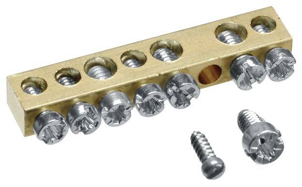 Metallblock mit Schrauben und mehreren Löchern, zusammen mit drei getrennten Schrauben, auf weißem Hintergrund.