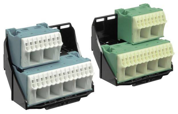 Zwei Stapel modularer Steckverbinder in Schwarz, Grün und Blau zum Anschluss von elektrischen Leitungen.