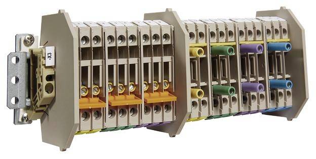 Reihenklemmen mit farbigen Kennzeichnungen und Klemmenschild, geeignet für die Verbindung und Organisation elektrischer Schaltungen.