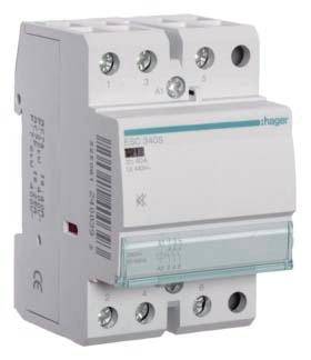 Ein elektrischer Leistungsschalter mit vier Anschlussklemmen und transparenter Abdeckung, markiert mit 'hager'.