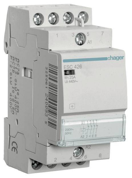 Ein elektromechanisches Schütz von Hager, Modell ESC 426, für 25A, 440V. Es hat mehrere Anschlüsse oben und unten.