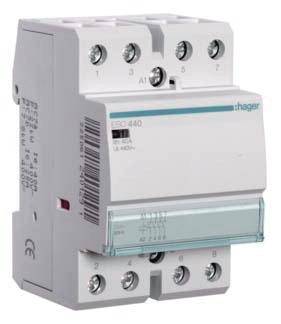 Ein weißer Lasttrennschalter mit der Aufschrift 'ISC 440 Hager'. Er hat sechs Schraubklemmen und ist für elektrische Installationen geeignet.