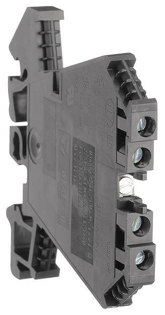 Ein schwarzer elektrischer Klemmenblock mit zwei Schraubanschlüssen, verwendet für stabile elektrische Verbindungen in Schalttafeln.