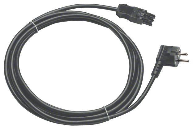 Schwarzes Netzkabel mit zwei Steckern, einer für die Steckdose und einer für ein elektronisches Gerät, liegt aufgewickelt.