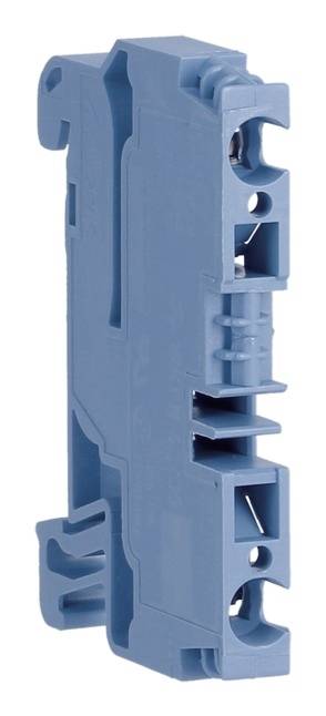 Ein blauer elektrischer Reihenklemmenblock mit mehreren Verbindungen. Verwendet in der Elektroinstallation zur Verkabelung von Schaltkreisen.
