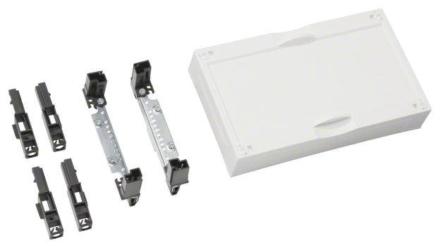 Elektronisches Gerät mit modularen Steckverbindungen und Gehäuseabdeckung, bestehend aus mehreren schwarzen Steckkomponenten und einer weißen Box.