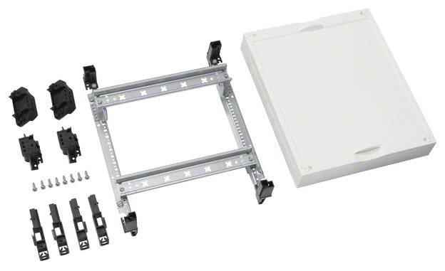 Montageset bestehend aus einem weißen Gehäusedeckel, Metallrahmen, Halterungen und Schrauben, zur Installation elektrischer Komponenten.