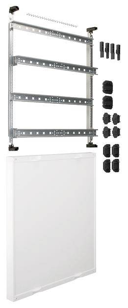 Ein Metallrahmen mit Halterungen und einem weißen Paneel. Einzelne, lose Teile liegen daneben, möglicherweise zur Installation oder Montage.