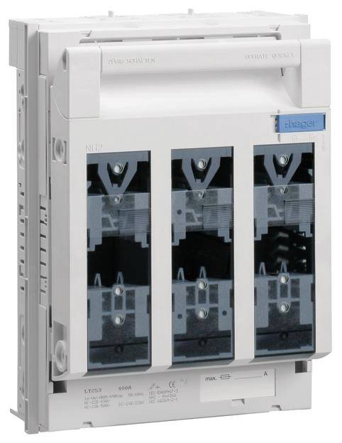 Industrieschalter mit drei schwarzen Hebeln und blauer Beschriftung, montiert in einem weißen Gehäuse. Verwendet zur Steuerung elektrischer Schaltkreise.