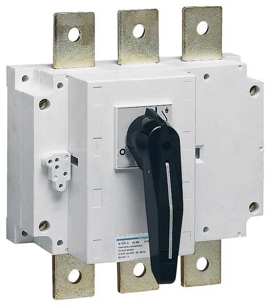 Ein weißer elektrischer Leistungsschalter mit schwarzem Hebel, montiert auf eine Platte mit drei metallischen Anschlüssen.