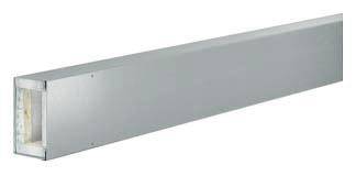 Ein langer, rechteckiger, silberfarbener Belüftungskanal aus Metall, gezeigt in einer diagonalen Ansicht nach links.