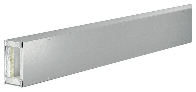 Ein langer, rechteckiger, metallischer Lüftungskanal mit offenem Ende, der zur Belüftungssysteminstallation verwendet wird.