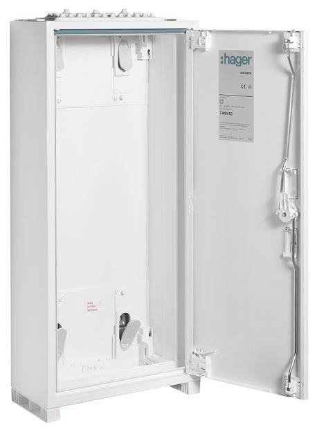 Ein offener, weißer Schaltschrank von Hager mit sichtbaren Innenfächern und einem Etikett auf der Innenseite der Tür.
