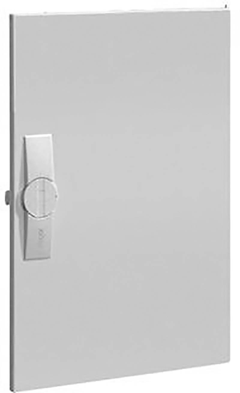 Eine graue Metalltür mit einem großen Griff auf der linken Seite, geschlossen, vor einem neutralen Hintergrund.