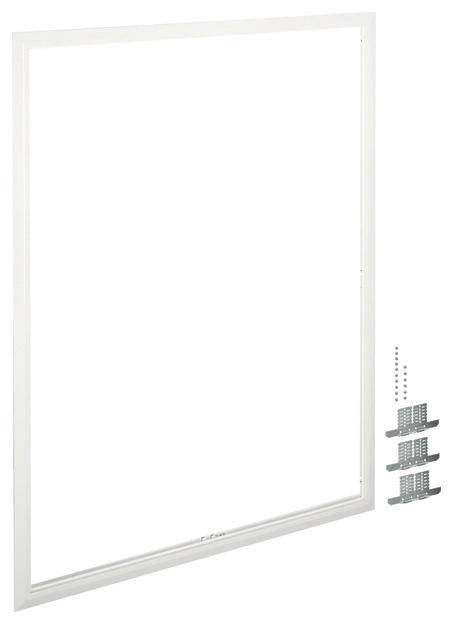 Ein weißer Fensterrahmen mit Montagematerialien wie Schrauben und Halterungen, gezeigt auf der rechten Seite des Rahmens.