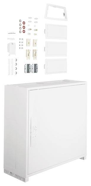 Weiße Heizungskastenverkleidung mit Montagezubehör wie Schrauben, Klammern und Abdeckungen, bereit zur Installation.