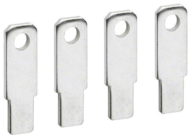 Vier identische Metallschlüssel in einer Reihe, jeder mit einem Loch an einem Ende.