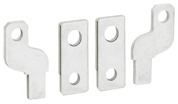 Vier Metallplatten mit je zwei Löchern, links mit rechtwinkliger Kurve, rechts mit S-Kurve, vermutlich als mechanische Verbindungsteile.