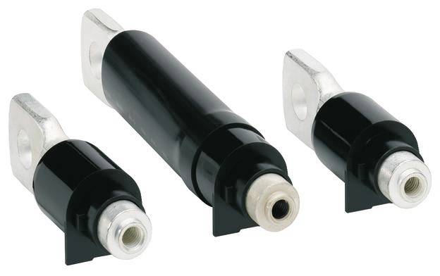 Drei schwarze, zylindrische elektrische Kondensatoren mit silbernen Anschlüssen, auf einem weißen Hintergrund dargestellt.