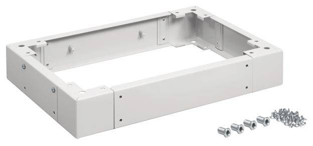 Weiße, rechteckige Metallhalterung mit Schrauben, wahrscheinlich zur Wandmontage von Elektro- oder Telekommunikationsgeräten.