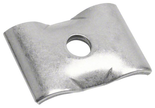 Ein silberner Metallclip mit einem Loch in der Mitte, leicht gebogen, auf weißem Hintergrund.