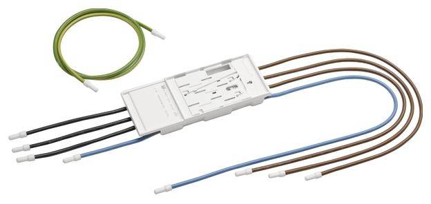 Ein elektrischer Anschlussblock mit mehreren farbigen Kabeln, links ein grün-gelbes Erdungskabel. Hauptnutzung im Elektrobau.