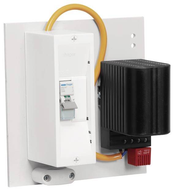 Ein elektrischer Sicherungsschalter mit orangem Kabel und schwarzer Komponente, montiert auf einer weißen Platte.