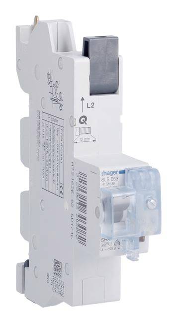 Ein weißer Sicherungsautomat mit blauer Abdeckung und Beschriftungen an der Seite. Markenname und technische Details sind sichtbar.