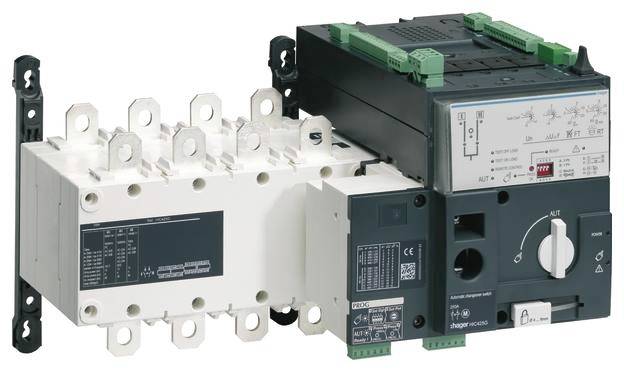 Ein elektrischer Leistungsschalter mit Frontbedienfeld, Drehknopf und grünen Anschlüssen, verwendet zur Steuerung elektrischer Systeme.