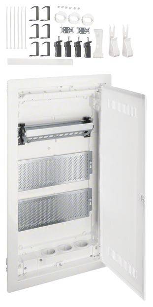 Geöffneter weißer Schaltschrank mit Zubehörteilen oben, darunter Halterungen, Schrauben und Klemmen. Geeignet für Elektroinstallationen.