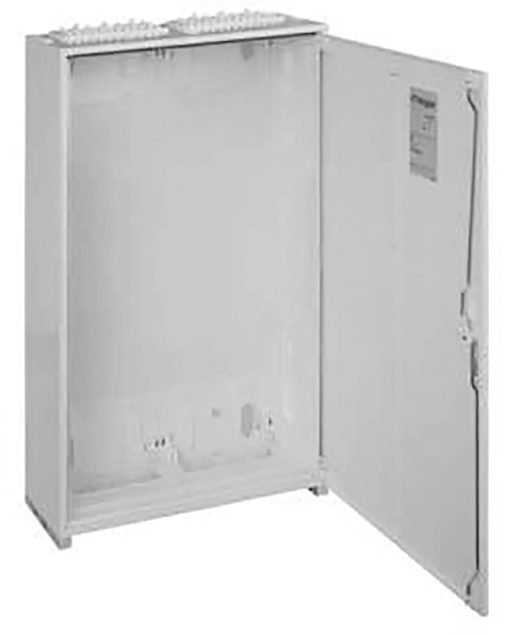 Ein leerer, geöffneter Metallschrank mit zwei oberen Ablagefächern, geeignet für elektrische Installationen in einem Gebäude.