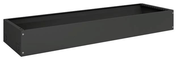 Ein rechteckiger, flacher, schwarzer Metallkasten, möglicherweise ein Rack oder Gehäuse für elektronische Komponenten.