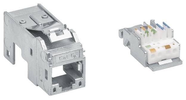 Zwei Netzwerksteckverbinder: links ein Metallgehäuse mit RJ45-Anschluss, rechts ein Kunststoffmodul mit farbcodierten Kabelanschlüssen.