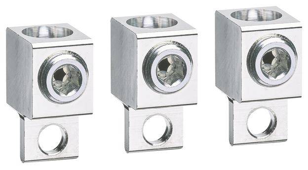Drei silberne, metallene Kabelklemmen, jeweils mit zwei Öffnungen und einer Schraube in der Mitte, vor weißem Hintergrund.