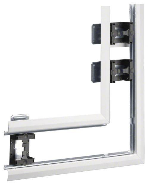 Ein Schnitt durch ein Fensterrahmenprofil zeigt die innere Struktur mit integrierten Metallscharnieren und Isolierkammern.