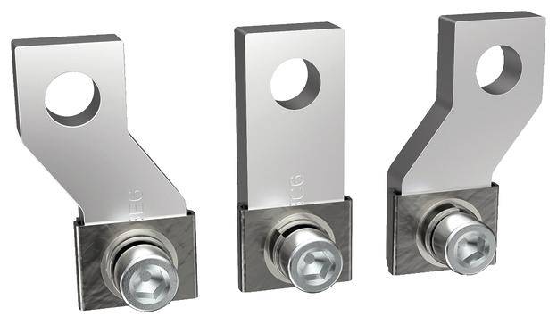 Drei silberne Metallhalterungen mit Schrauben. Jede Halterung hat ein Loch oben und wird von einer Sechskantschraube befestigt.