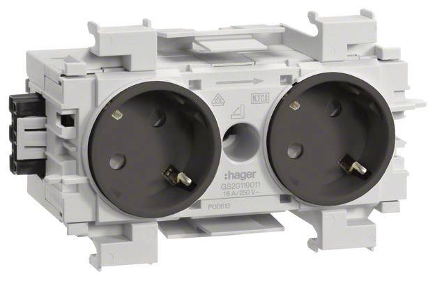 Doppelsteckdose in einer elektrischen Installationseinheit, mit zwei runden Steckplätzen für Schuko-Stecker.