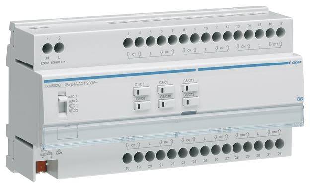 Ein elektronisches Zeitschaltuhr-Modul für DIN-Schienenmontage mit mehreren Anschlüssen und Kontrollschaltern für unterschiedliche Programmeinstellungen.