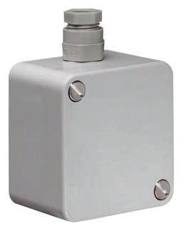 Eine graue Metallbox mit abgerundeten Ecken und drei Schrauben an den Seiten sowie einem Anschluss an der Oberseite.