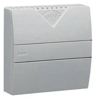 Ein weißer Raumthermostat mit Drehregler, rechteckiges Design, an der Wand montiert zur Temperaturregelung in Innenräumen.