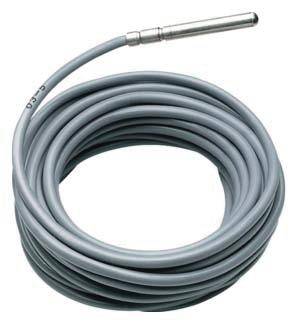 Eine lange, graue, zusammengerollte Kabelspule mit einem metallischen Anschluss am Ende, vermutlich für technische oder elektronische Zwecke.