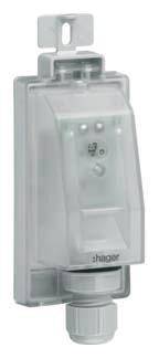 Ein rechteckiges, durchsichtiges Kunststoffgehäuse mit einer elektrischen Steckdose innen; geeignet für Feuchträume.