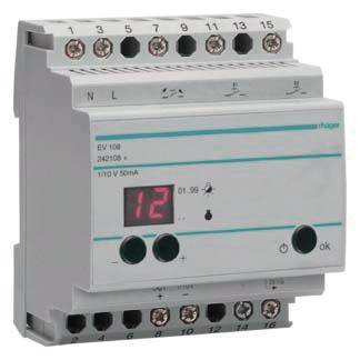 Ein elektrisches Gerät mit digitalem Display, Schaltknöpfen und mehreren Anschlussklemmen, vermutlich ein Schutzrelais oder Stromzähler.