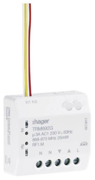 Ein weißes elektronisches Modul mit mehreren Anschlüssen und roten, gelben, weißen Kabeln. Beschriftung 'Hager TRM692G' darauf.