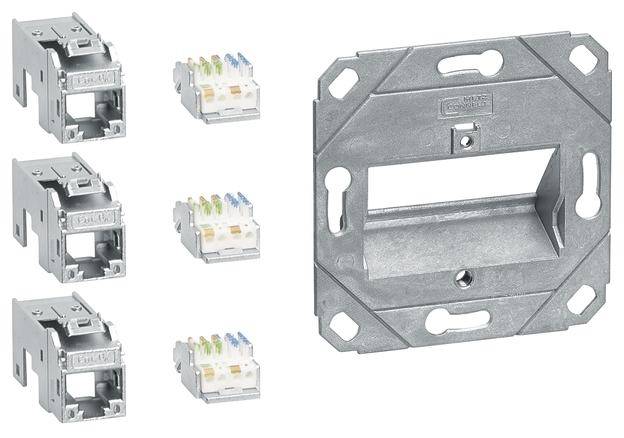 Ein Metallträger mit vier Netzwerkdosenmodulen und zwei farbcodierten Keystones für Netzwerkkabel-Verbindungen.