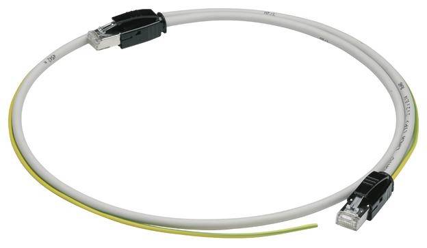 Ein Ethernet-Kabel mit RJ45-Steckern an beiden Enden, bestehend aus einem weißen und einem gelb-grünen Schutzleiter.